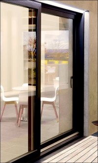 Roto-Beschlagtechnik hebt Kunststoff-Schiebesysteme auf RC 2-Niveau