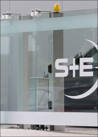 Schick: Freitragende Einfahrtstore aus Ganzglas