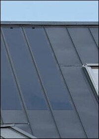 Fast unsichtbar: Gebäudeintegrierte Solarpaneele à la Lindab SolarRoof