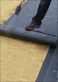 Mehr Wind? Mehr Schliff! Steinwolledämmplatte Bitrock mit 100% Haftverbund