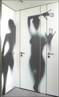 Raumhohe WC-Trennwände für Privatsphäre und mit Schallreduktion