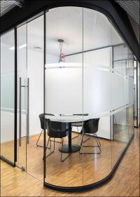 Deep Work - Konzentration durch Rückzug: Wie Trennwände den „Flow-Modus“ aktivieren können