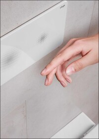 Berührungslos auslösende WC-Betätigungsplatte von Viega
