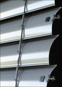 Raffstore von Flexalum mit neuer Lamellengeometrie und tiefgezogenen Stanzungen