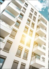 Somfys Security Transmitter io sichert den Sonnenschutz in Wohnanlagen mit einer Wetterstation