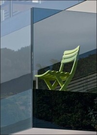 Flächenbündiges Glasgeländer für eine puristische Architektur heißt bei Glas Trösch Swissrailing Flat