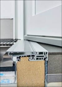 Bodentiefe Fensteranschlüsse gewerkeübergreifend gedacht und fachgerecht flüssig abgedichtet