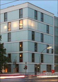 Experimentelles Studentenwohnheim mit Profilglasfassade und transluzenter Wärmedämmung