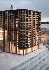 „Lichtspiel-Fassade“ eines norwegischen Künstlerhauses aus viel Glas und Kebony-Holz