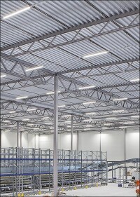 Regiolux beleuchtet breit- und  tiefbreitstrahlend neues Beauty-Logistikzentrum in Schweden