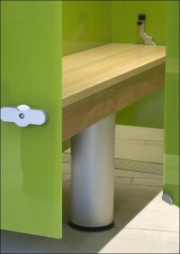 Fußarme Trennwände erleichtern Reinigung