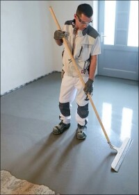 Neuer, selbstverlaufender Bodendichtspachtel von Saint-Gobain Weber