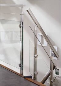 Mehr Licht im Treppenhaus durch Brüstungsgeländer und Glasbrüstungen