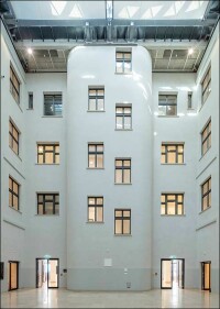 IHK München respektvoll saniert mit u.a. Akustikdecken an den Wänden