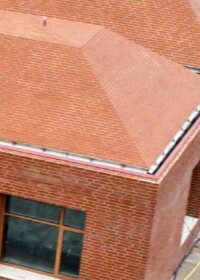 Pflasterklinker in gebundener Bauweise als Dachdeckung für monolithisches Gebäudeensemble