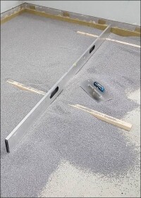 Schwere Schüttung von Knauf zur Verbesserung des Schallschutzes von Holzbalkendecken