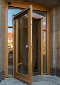 Drei neue Eingangstüren von Brandschutzspezialist HOBA