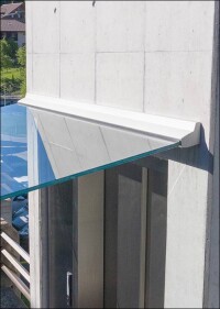 Endloses Vordach und Haustürüberdachung der puristischen Art: Swissroof Free von Glas Trösch