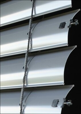 Raffstore von Flexalum mit neuer Lamellengeometrie und tiefgezogenen Stanzungen