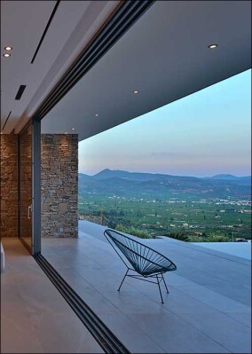 Offener Dialog mit griechischem Küstenpanorama via 9 m breitem Schiebesystem von Schüco