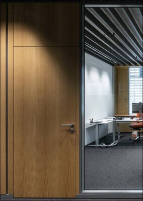 Testo integriert Trennwandsystem (von Feco) in sein raumklimatisches Konzept