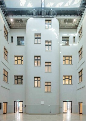 IHK München respektvoll saniert mit u.a. Akustikdecken an den Wänden