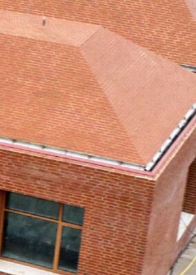 Pflasterklinker in gebundener Bauweise als Dachdeckung für monolithisches Gebäudeensemble