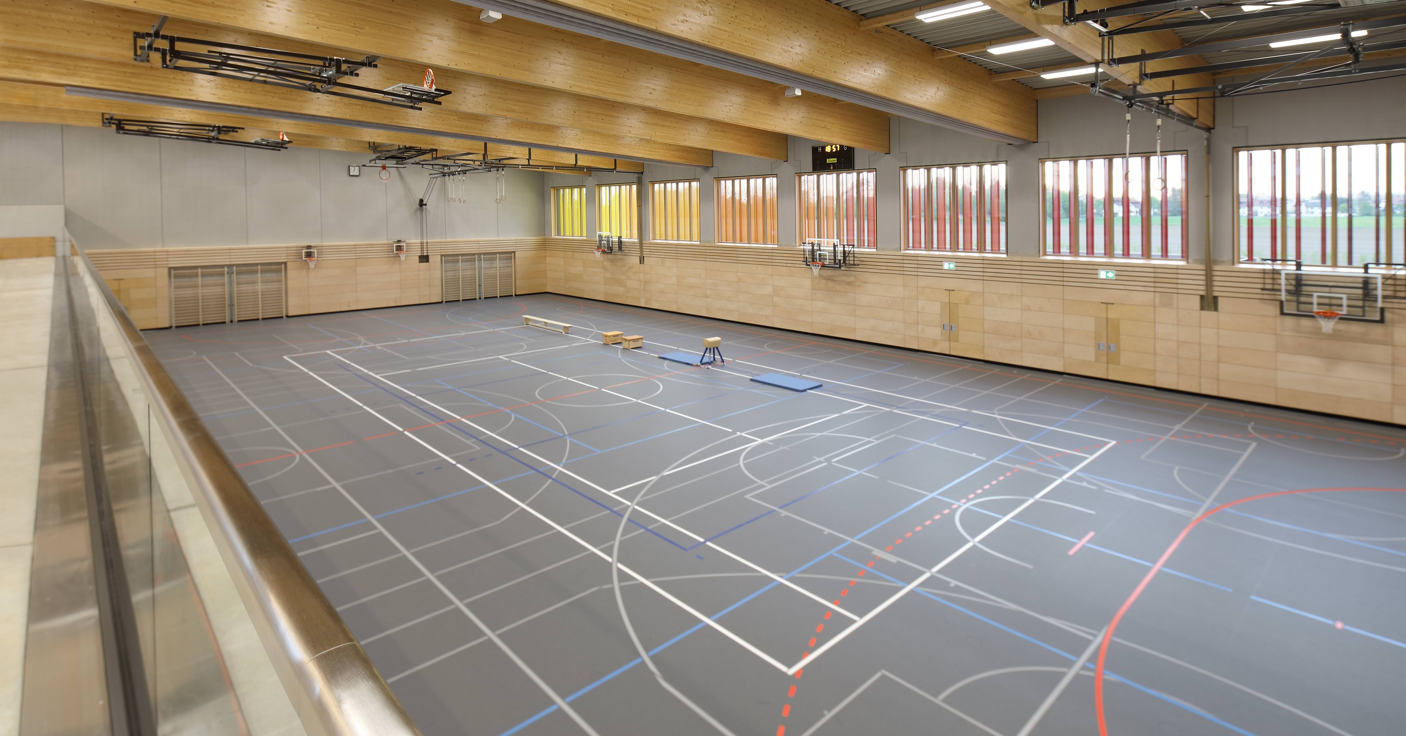 Sportliches Linoleum: Finsinger Mehrfach-Sporthalle mit DLW Sportboden ...