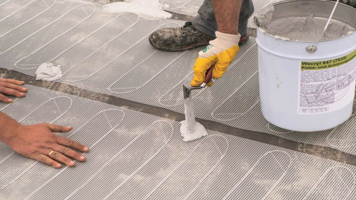 Foto 3/9: Zur Lagesicherung der Heizmatten wurden Heftpunkte gesetzt.