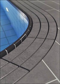 Emcos Schwimmbadrost „723 Design“ jetzt auch für radial verlaufende Überflutungsrinnen