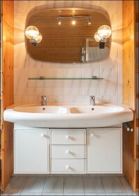 Verwandlung eines 30 Jahre alten und 12 m² großen Familienbades unterm Dach