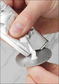 Lieber reversibel kleben statt bohren bei Duschstangen und Badaccessoires?