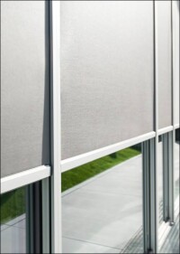 Heroal hat sein Angebot an Senkrechtmarkisen für Fenster vielfältig verbessert