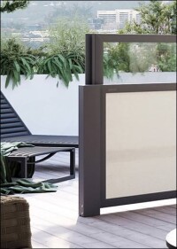 Vertikal verschiebbarer Sicht- und Windschutz für Terrassen und Balkone neu von Markilux