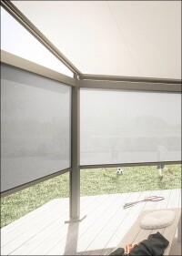 Blend-, Hitze-, Wind- und Sichtschutz mittels Pergola- und Senkrechtmarkise à la Weinor