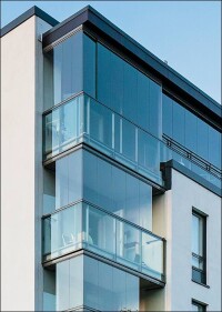 Mehr Wohnungswert trotz Nachverdichtung dank schalldämmender Balkonverglasungen
