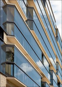 Wohnhaustaugliche Glas-Fassaden aus Glasbrüstung und Balkonverglasung von Solarlux