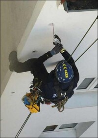 Industriekletterer im Kampf gegen Spechtlöcher