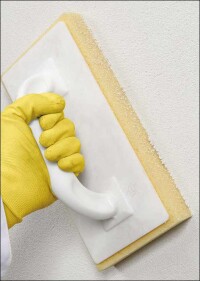 Neuer, weißer WTA-Sanierputz von Weber verspricht 30% Zeitersparnis bei Wandsanierungen