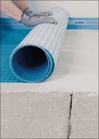 Alt- und neubautaugliches Entkopplungssystem für Plattenbeläge auf schwierigen Untergründen