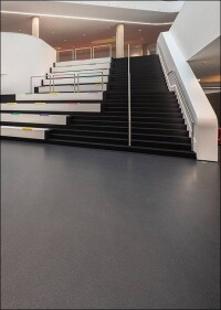 Dekoratives Covestro-Entrée dank PU-gebundenem Gummigranulat-Terrazzo