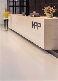 HPP entscheidet sich beim eigenen Hauptsitz für puristisches Bodendesign aus Kautschuk
