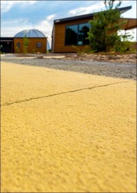 Wegenetz aus gelbem Farbbeton