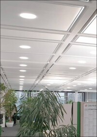 Sonderangefertigtes Deckensegel mit Akustik, Licht, Kühlung und Lüftung für die Obermeyer Gruppe