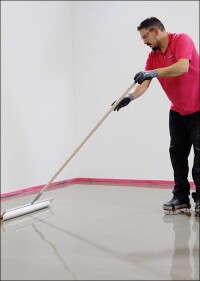 Thomsit-Bodenspachtelmassen dank neuer Rezeptur schneller belegreif