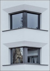 Maßgefertigte Jalousiekästen für Engadiner Laibungen und spitzwinklige Ganzglasecken