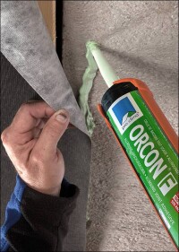 Moll verspricht beim Anschlusskleber pro clima Orcon F 100 Jahre Klebkraft