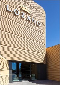 Traditionelle Tongefäße als Vorbild: Keramikfassade umhüllt dreigeschossige Bodega in Spanien