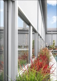 MHZs Fenstermarkise zip_2.0 jetzt auch in einer Version für Pfosten-Riegel-Fassaden