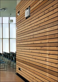 Schwer entflammbare Vollholzprofile in Designdekoren für außen und innen